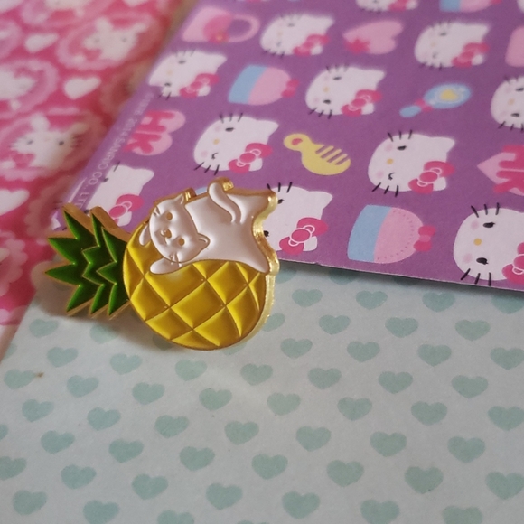 white cat with pineapple pin - Picture 2 of 4